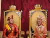 Sepasang pengantin mengenakan pakaian adat Melayu Deli lengkap dengan tutup kepala