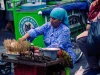Ilustrasi penjual jajanan kaki lima membakar dagangannya di pinggir jalan