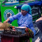 Ilustrasi penjual jajanan kaki lima membakar dagangannya di pinggir jalan