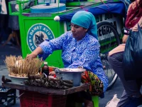 Ilustrasi penjual jajanan kaki lima membakar dagangannya di pinggir jalan
