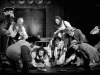 Para pemain berkostum abad ke-18 dalam pementasan She Stoops to Conquer oleh Uark Theatre