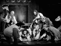 Para pemain berkostum abad ke-18 dalam pementasan She Stoops to Conquer oleh Uark Theatre