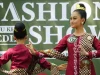 Peragaan busana batik Kediri tingkat SMP pada peringatan Hardiknas