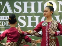 Peragaan busana batik Kediri tingkat SMP pada peringatan Hardiknas