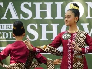 Peragaan busana batik Kediri tingkat SMP pada peringatan Hardiknas
