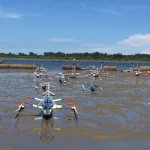 Perahu jukung nelayan bersandar di perairan dangkal Teluk Benoa, Bali, saat air surut