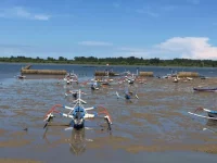 Perahu jukung nelayan bersandar di perairan dangkal Teluk Benoa, Bali, saat air surut