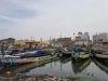Deretan perahu pirogue tradisional berlabuh di dermaga Saint-Louis, Senegal