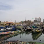Deretan perahu pirogue tradisional berlabuh di dermaga Saint-Louis, Senegal