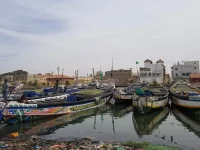 Deretan perahu pirogue tradisional berlabuh di dermaga Saint-Louis, Senegal