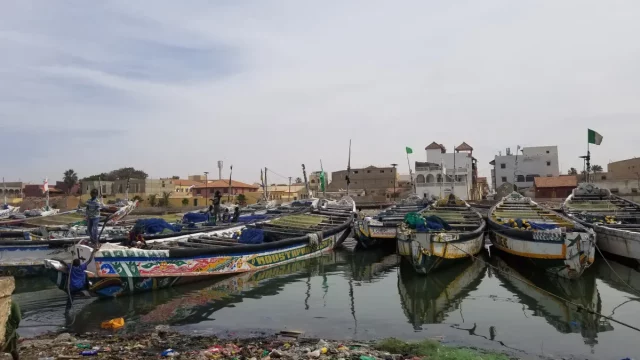 Deretan perahu pirogue tradisional berlabuh di dermaga Saint-Louis, Senegal