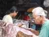 Dua perajin membatik tulis dengan canting di Trusmi, Cirebon, Jawa Barat