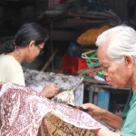 Dua perajin membatik tulis dengan canting di Trusmi, Cirebon, Jawa Barat