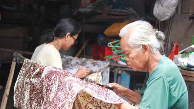 Dua perajin membatik tulis dengan canting di Trusmi, Cirebon, Jawa Barat