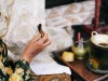 Ilustrasi perajin membatik kain dengan canting di Yogyakarta