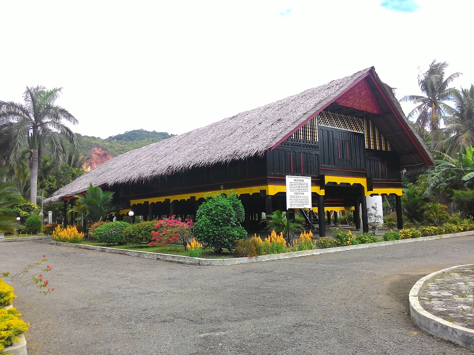 Rumah Cut Nyak Dhien di Lampisang, Aceh Besar, bangunan kayu beratap tinggi.