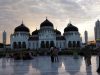 Masjid Raya Baiturrahman di Banda Aceh dengan kolam di halaman depan.