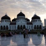 Masjid Raya Baiturrahman di Banda Aceh dengan kolam di halaman depan.