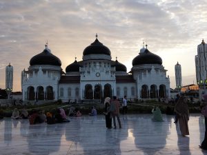Masjid Raya Baiturrahman di Banda Aceh dengan kolam di halaman depan.