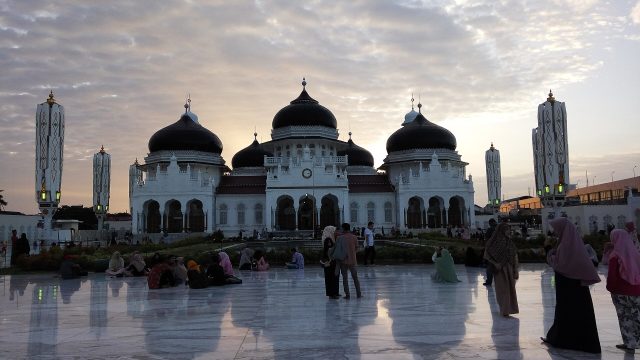 Masjid Raya Baiturrahman di Banda Aceh dengan kolam di halaman depan.