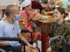 Perawat berbincang dengan lansia penghuni panti jompo di Antipolo, Filipina, Desember 2025