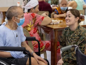 Perawat berbincang dengan lansia penghuni panti jompo di Antipolo, Filipina, Desember 2025