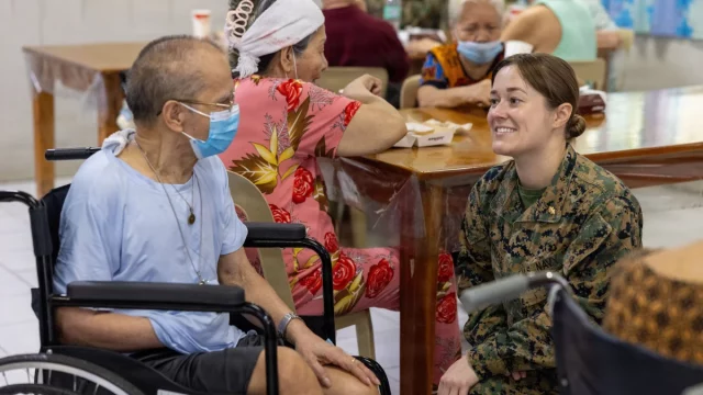 Perawat berbincang dengan lansia penghuni panti jompo di Antipolo, Filipina, Desember 2025