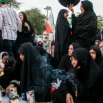 Perempuan Berkabung di Samping Makam Korban Serangan di Kota Minab Iran