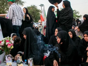 Perempuan Berkabung di Samping Makam Korban Serangan di Kota Minab Iran