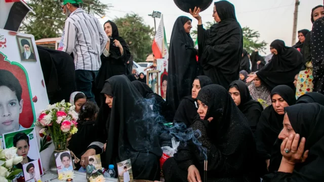 Perempuan Berkabung di Samping Makam Korban Serangan di Kota Minab Iran