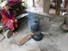 Seorang perempuan lanjut usia menyiapkan kopi di rumahnya di sebuah desa kecil di Thailand.