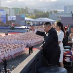 Kim Jong Un dan putrinya Kim Ju Ae pada peresmian kapal perusak Kang Kon