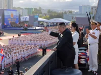 Kim Jong Un dan putrinya Kim Ju Ae pada peresmian kapal perusak Kang Kon