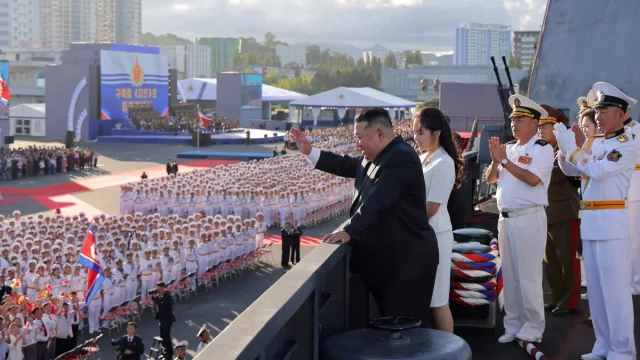 Kim Jong Un dan putrinya Kim Ju Ae pada peresmian kapal perusak Kang Kon