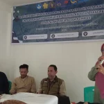 Pemateri berbicara di depan warga pada kegiatan pengabdian masyarakat di Nagari Malalak Timur