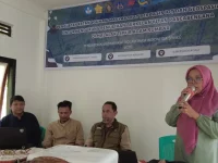Pemateri berbicara di depan warga pada kegiatan pengabdian masyarakat di Nagari Malalak Timur
