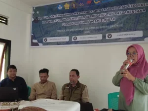 Pemateri berbicara di depan warga pada kegiatan pengabdian masyarakat di Nagari Malalak Timur