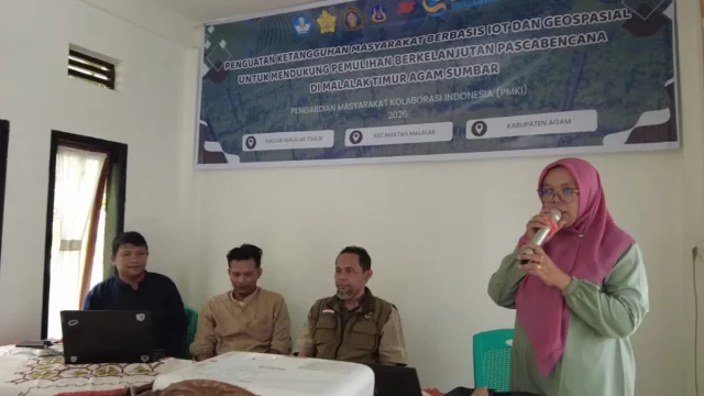Pemateri berbicara di depan warga pada kegiatan pengabdian masyarakat di Nagari Malalak Timur