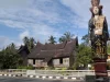 Patung Bundo Kanduang berdiri di tepi jalan perkampungan adat Nagari Sijunjung