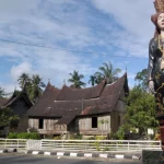 Patung Bundo Kanduang berdiri di tepi jalan perkampungan adat Nagari Sijunjung