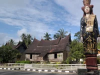 Patung Bundo Kanduang berdiri di tepi jalan perkampungan adat Nagari Sijunjung