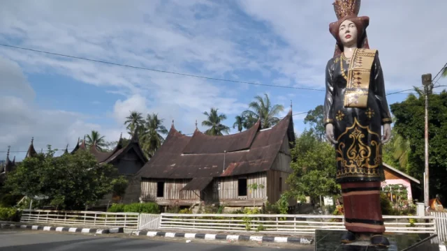 Patung Bundo Kanduang berdiri di tepi jalan perkampungan adat Nagari Sijunjung