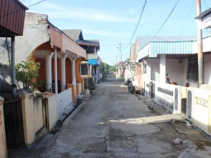 Gang sempit diapit deretan rumah berdempetan di permukiman Air Tawar, Padang, Sumatera Barat