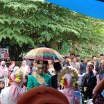 Pengantin pria disambut tari paduppa dalam pernikahan adat Bugis