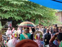 Pengantin pria disambut tari paduppa dalam pernikahan adat Bugis