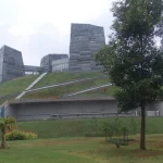 Perpustakaan pusat Universitas Indonesia di kampus Depok, Jawa Barat