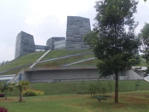 Perpustakaan pusat Universitas Indonesia di kampus Depok, Jawa Barat