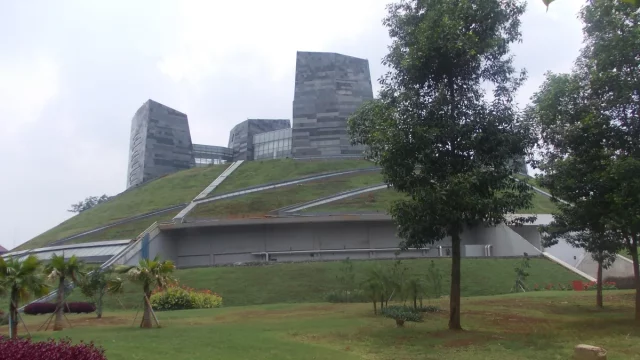 Perpustakaan pusat Universitas Indonesia di kampus Depok, Jawa Barat
