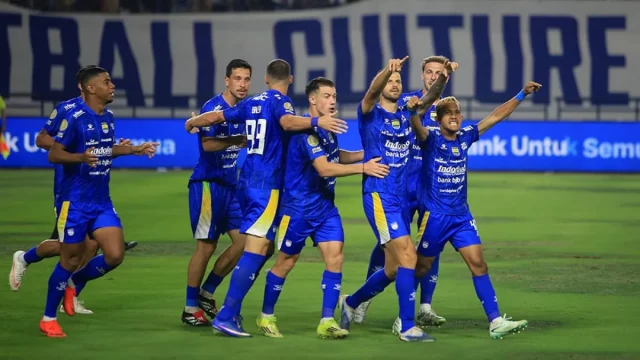 Laga pembuka BRI Super League 2026/27 antara Persib Bandung dan PSM Makassar di Stadion Gelora Bandung Lautan Api.
