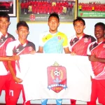 Foto arsip pemain Persijap Jepara berfoto bersama bendera klub